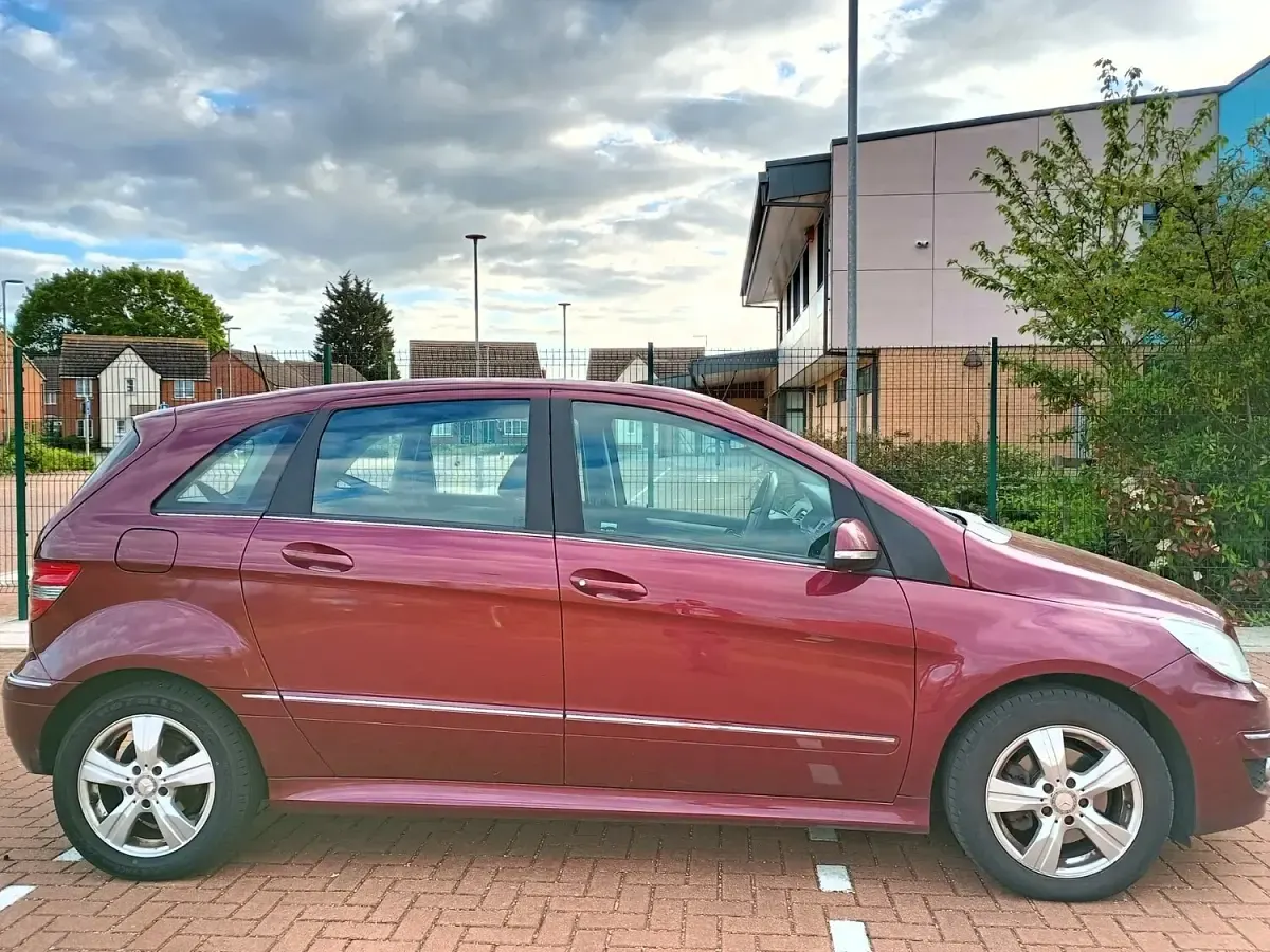 Used Mercedes B200 SE 2011 Red MPV
