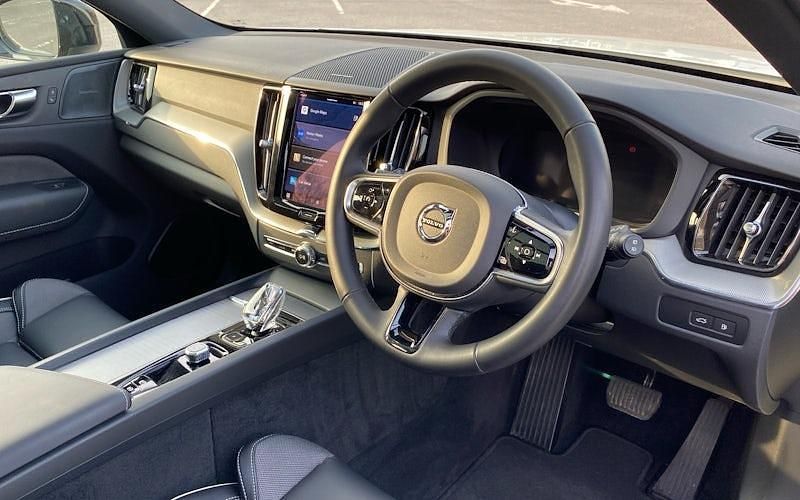 Used Volvo XC60 Plus 350 HP (257 kW) 2023 White SUV