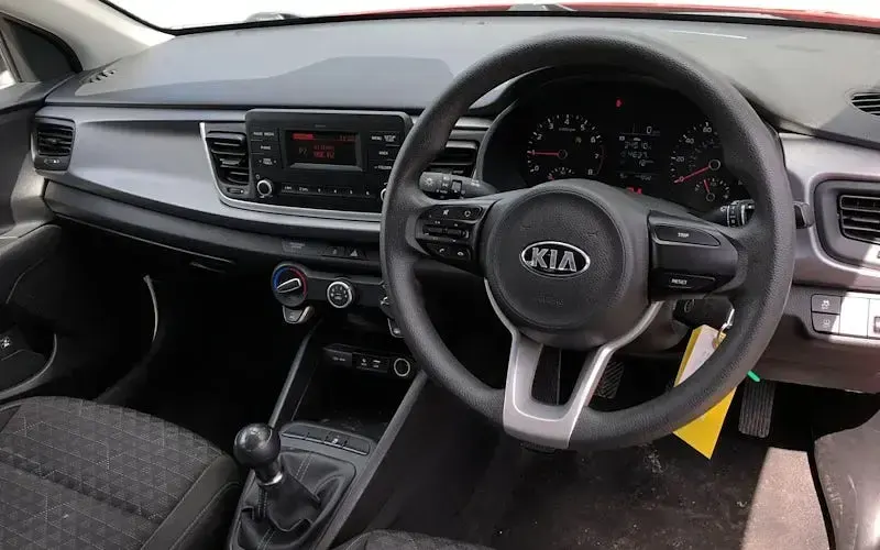 Używany Kia Rio Air 84 KM (61 kW) 2019 Czerwony Hatchback
