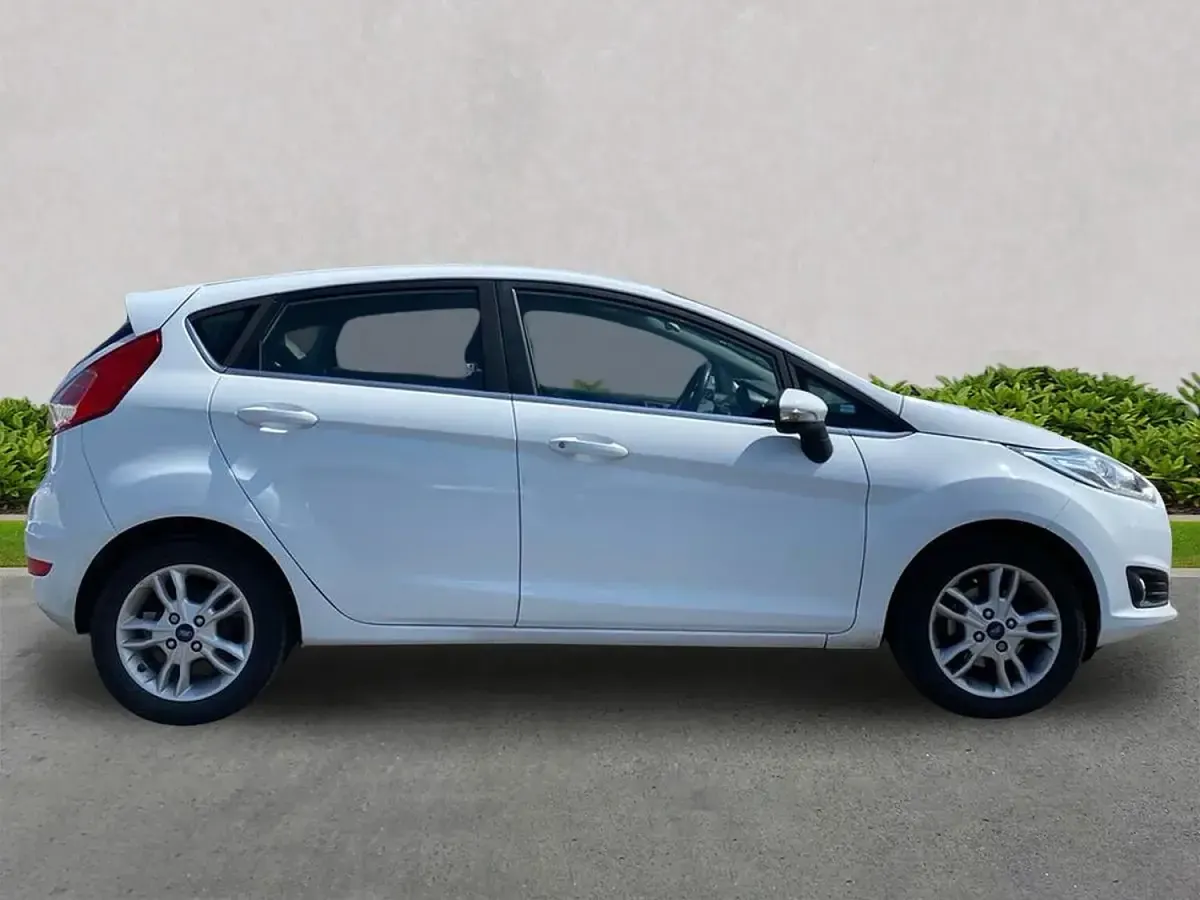 Used Ford Fiesta Zetec 100 HP (73 kW) 2017 White Hatchback