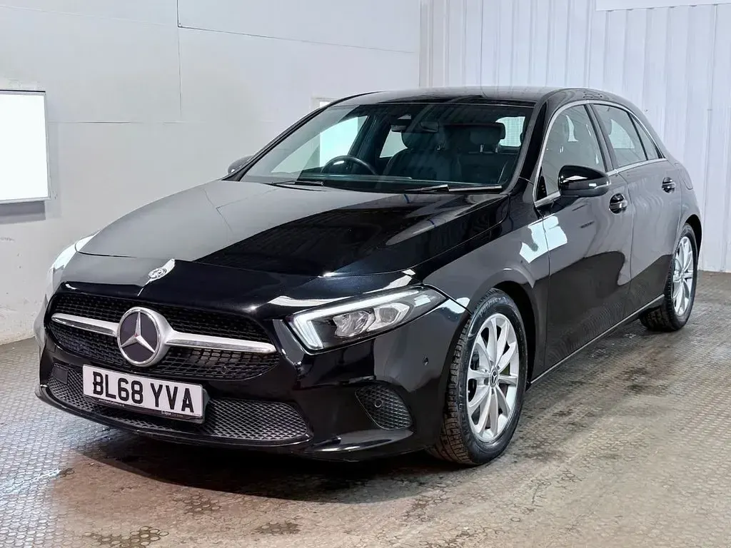 Begagnad Mercedes A180 Executive 116 HK (85 kW) 2018 Svart Halvkombi