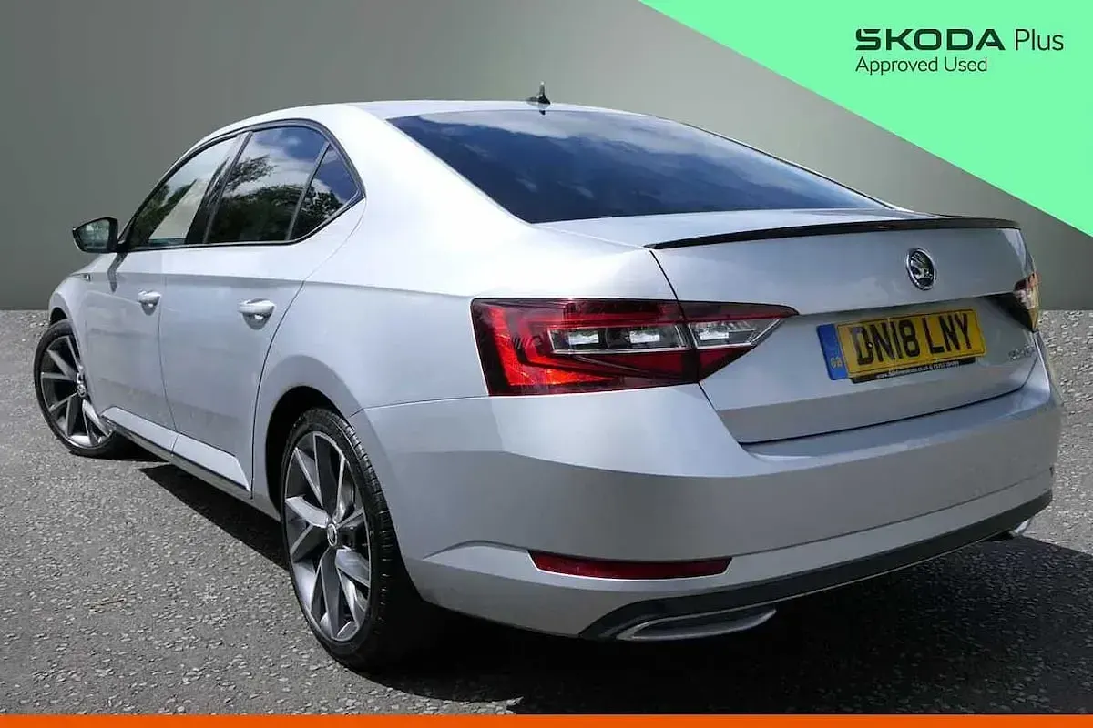 Used Skoda Superb 140 HP (102 kW) 2018 Brilliant silver metallic Hatchback