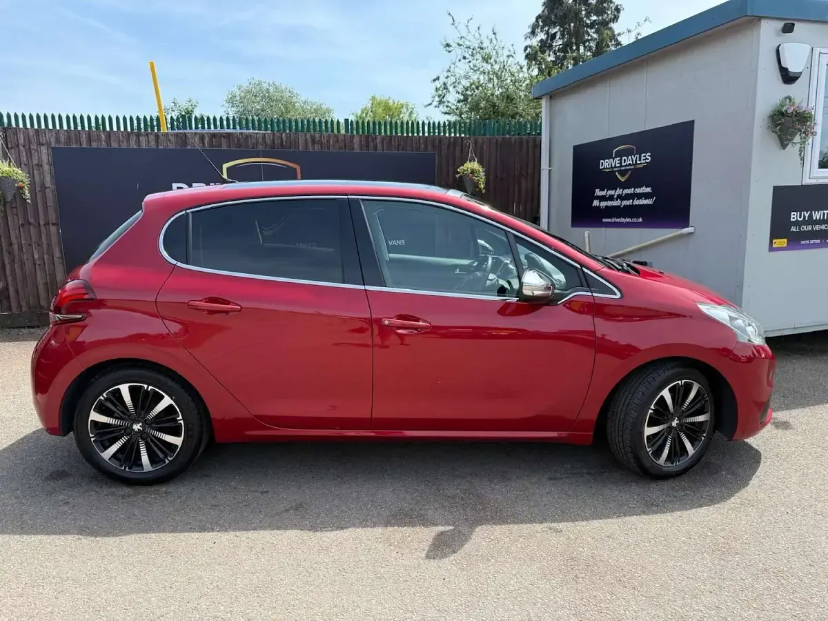 Used Peugeot 208 Allure Premium 80 HP (58 kW) 2018 Red Hatchback