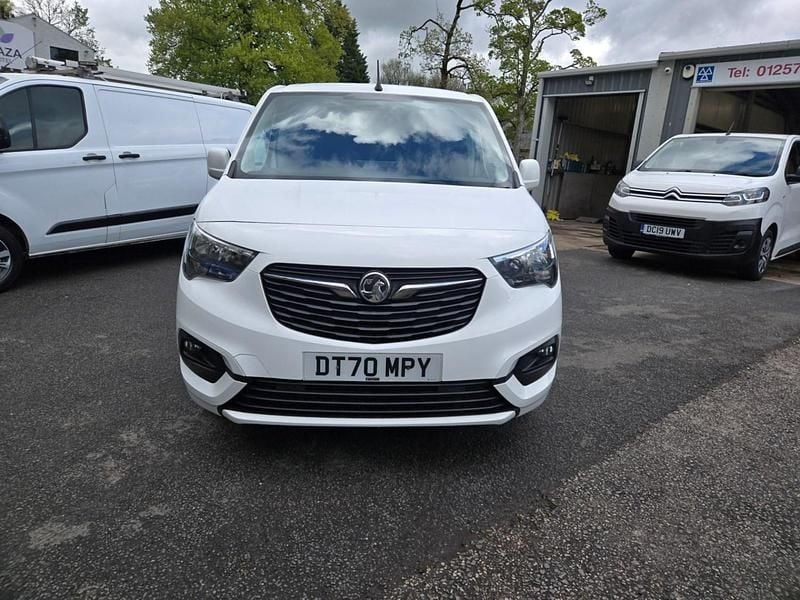 Second-hand Vauxhall Combo Sportive 100 CP (73 kW) 2021 Alb Monovolum
