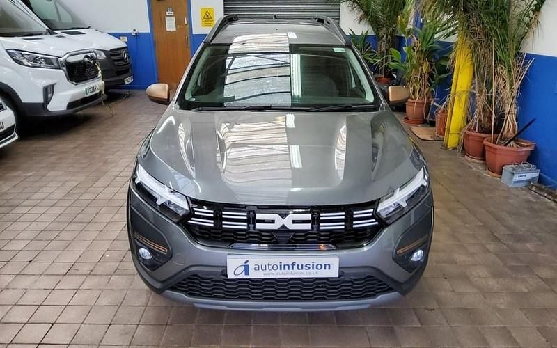 Used Dacia Jogger Extreme 140 HP (102 kW) 2025 Grey MPV