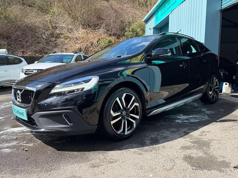 Usado Volvo V40 Pro 2018 Negro Utilitario
