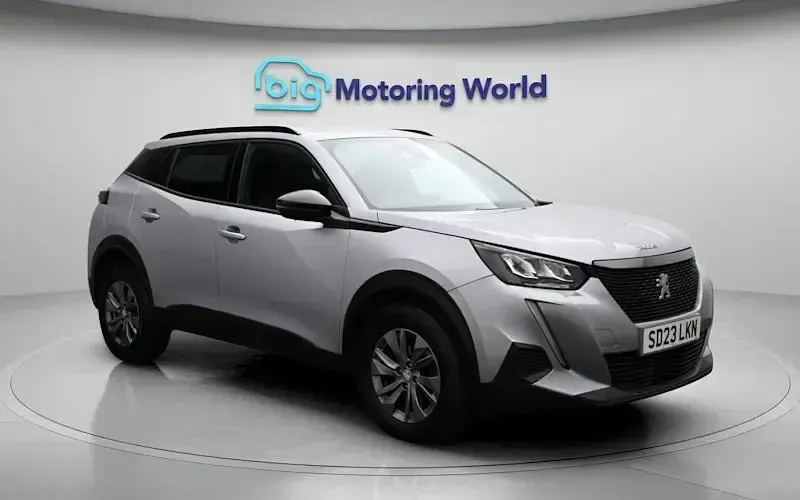 Käytetty Peugeot 2008 Active+ 101 HP (74 kW) 2023 Harmaa Katumaasturi