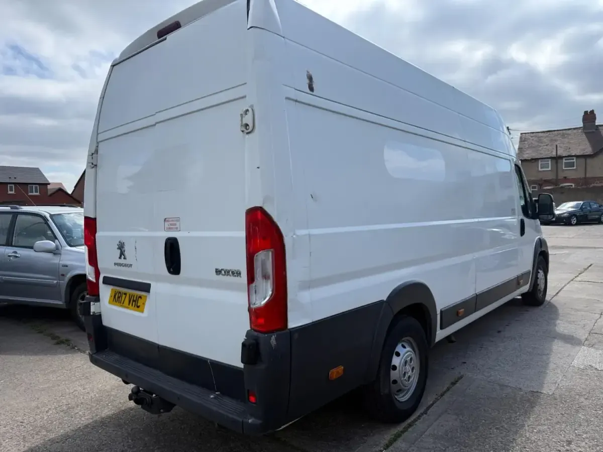 Second-hand Peugeot Boxer 130 CP (95 kW) 2017 Alb Van
