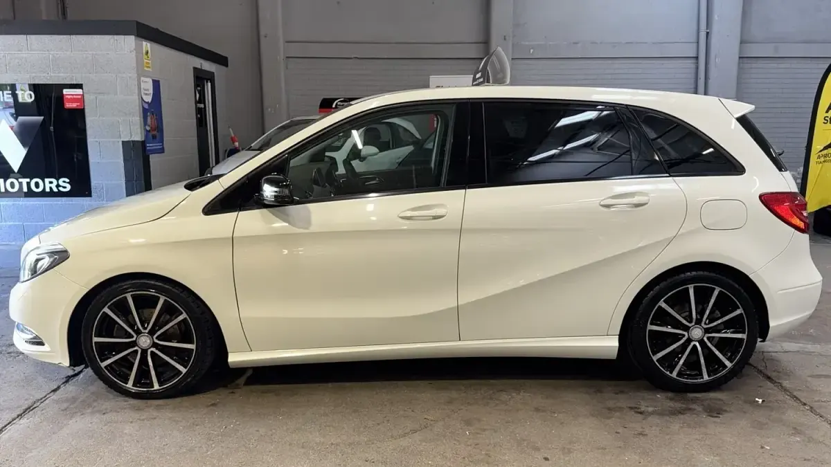 Used Mercedes B180 2013 White Hatchback