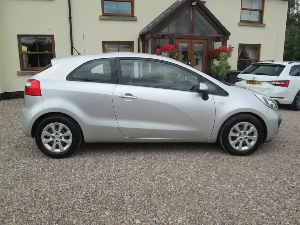 Used Kia Rio 85 HP (62 kW) 2013 Silver Hatchback