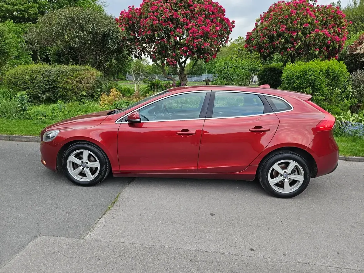 Used Volvo V40 SE 115 HP (84 kW) 2015 Red Hatchback