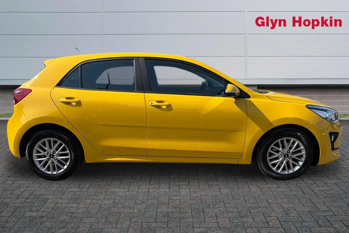 Used Kia Rio 84 HP (61 kW) 2022 Yellow Hatchback