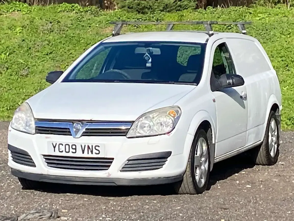 Used Vauxhall Astra Club 110 HP (80 kW) 2009 White Van