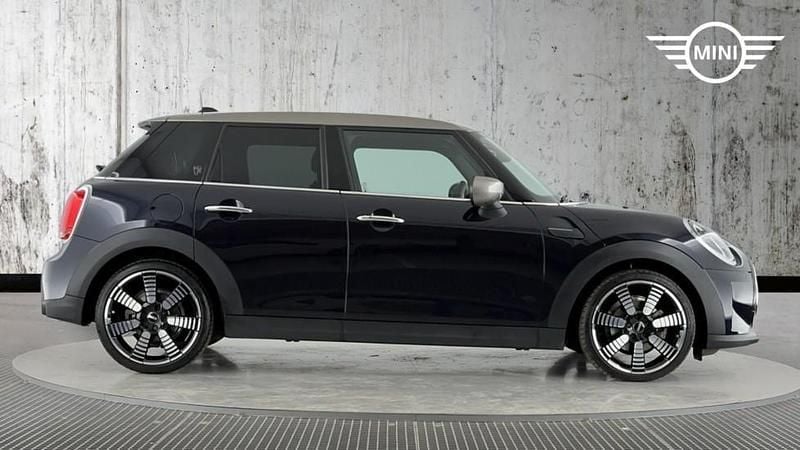 Używany Mini Cooper Exclusive 134 KM (98 kW) 2023 Czarny Hatchback