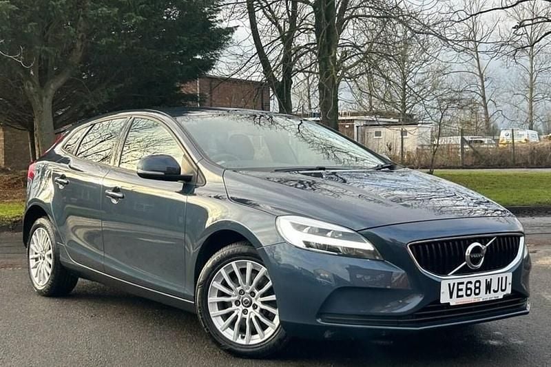 Used Volvo V40 Momentum 122 HP (89 kW) 2018 Blue Hatchback