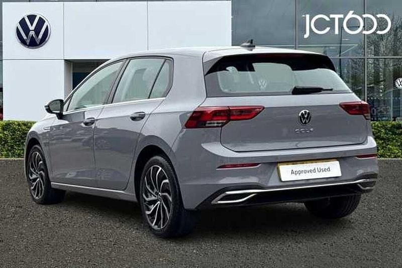 Second-hand VW Golf VIII 130 CP (95 kW) 2021