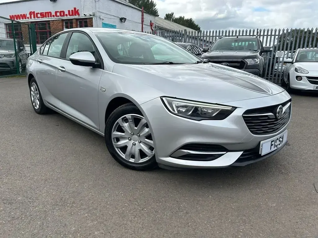 Used Vauxhall Insignia Design Edition 108 HP (79 kW) 2018 Silver Hatchback