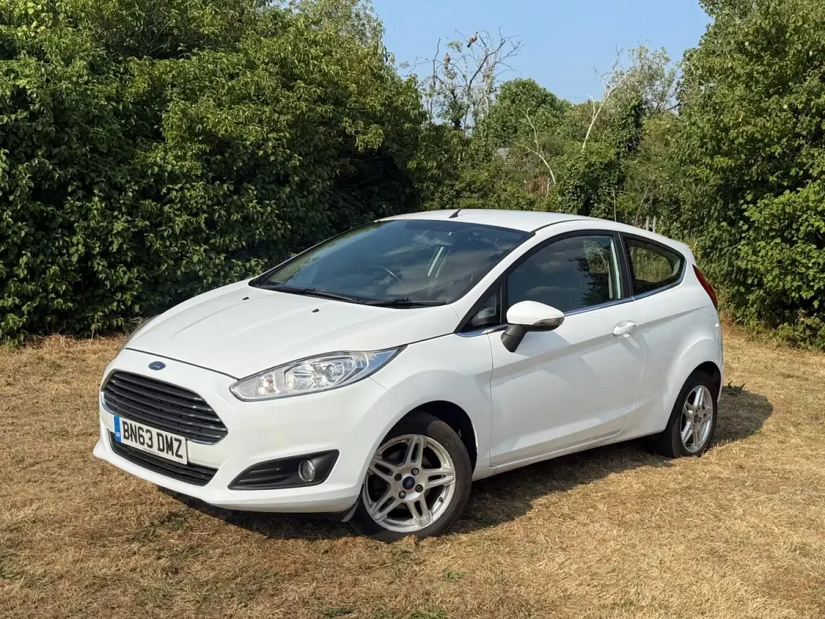 Used Ford Fiesta Zetec 82 HP (60 kW) 2013 White Hatchback