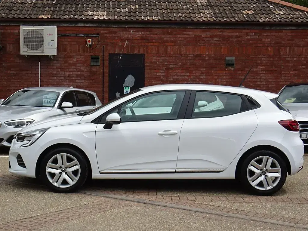 Used Renault Clio Play 100 HP (73 kW) 2019 White Hatchback