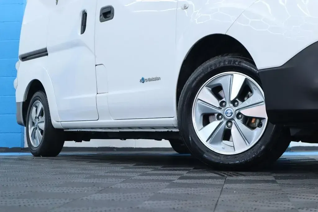 Used Nissan e-NV200 Tekna 80 kW (109 HP) 2020 White MPV