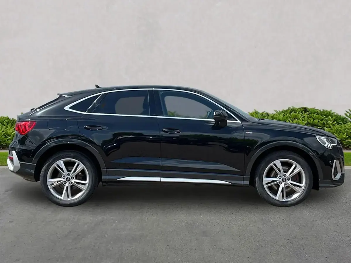 Usado Audi 200 Comfort 2023 Negro Familiar