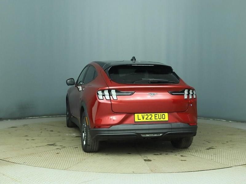 Begagnad Ford Mustang Extended Range 294 HK (216 kW) 2022 Röd Halvkombi