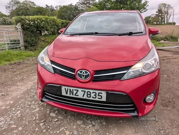 Used Toyota Verso 2016 Red MPV