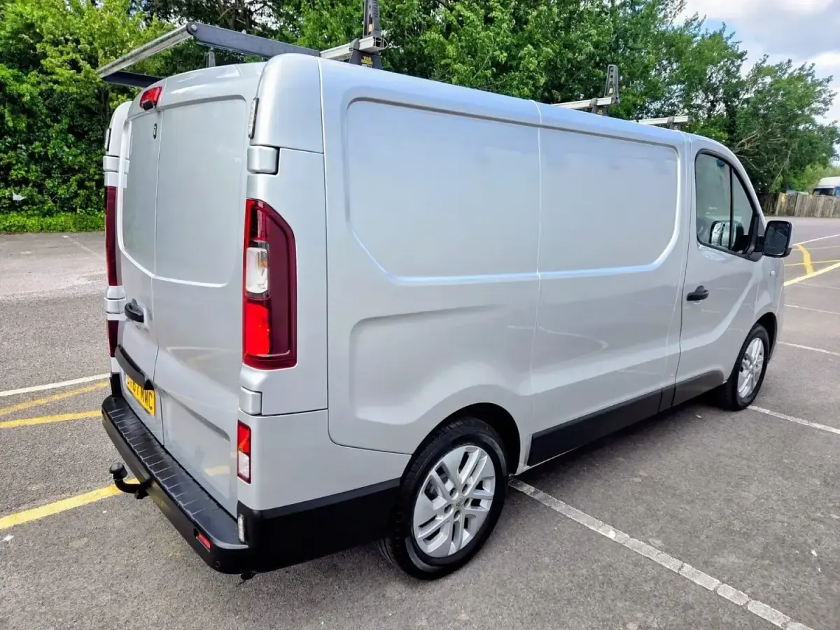 Używany Renault Trafic 2017 Srebrny Minivan