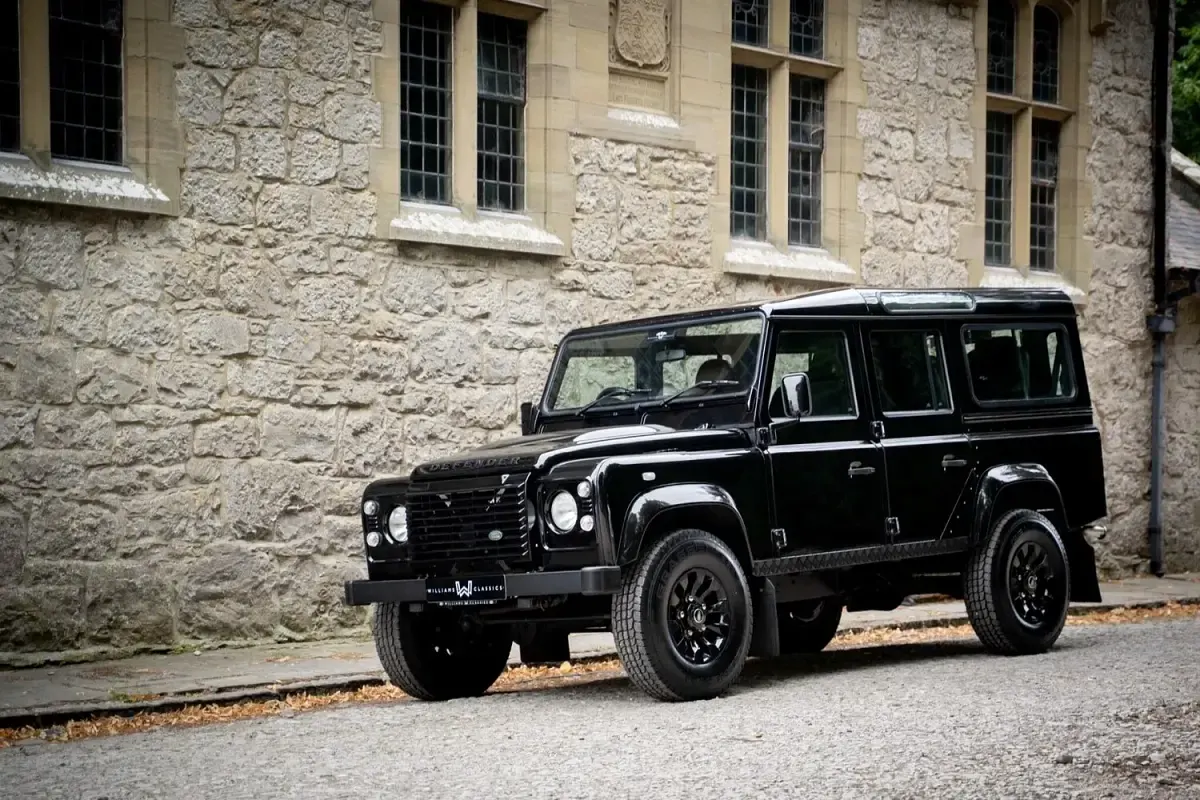 Used Land Rover Defender 122 HP (89 kW) 2009 Black Estate