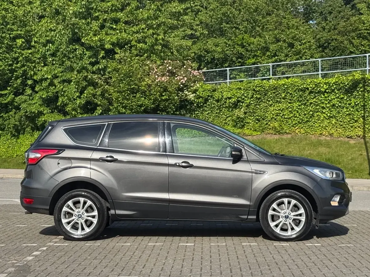 Usado Ford Kuga Titanium 180 HP (132 kW) 2018 Cinzento SUV