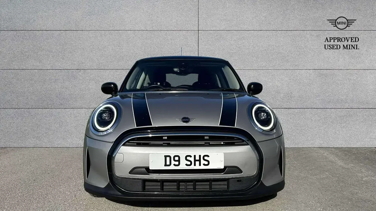 Usado Mini Cooper Classic 134 HP (98 kW) 2023 Prateado Citadino