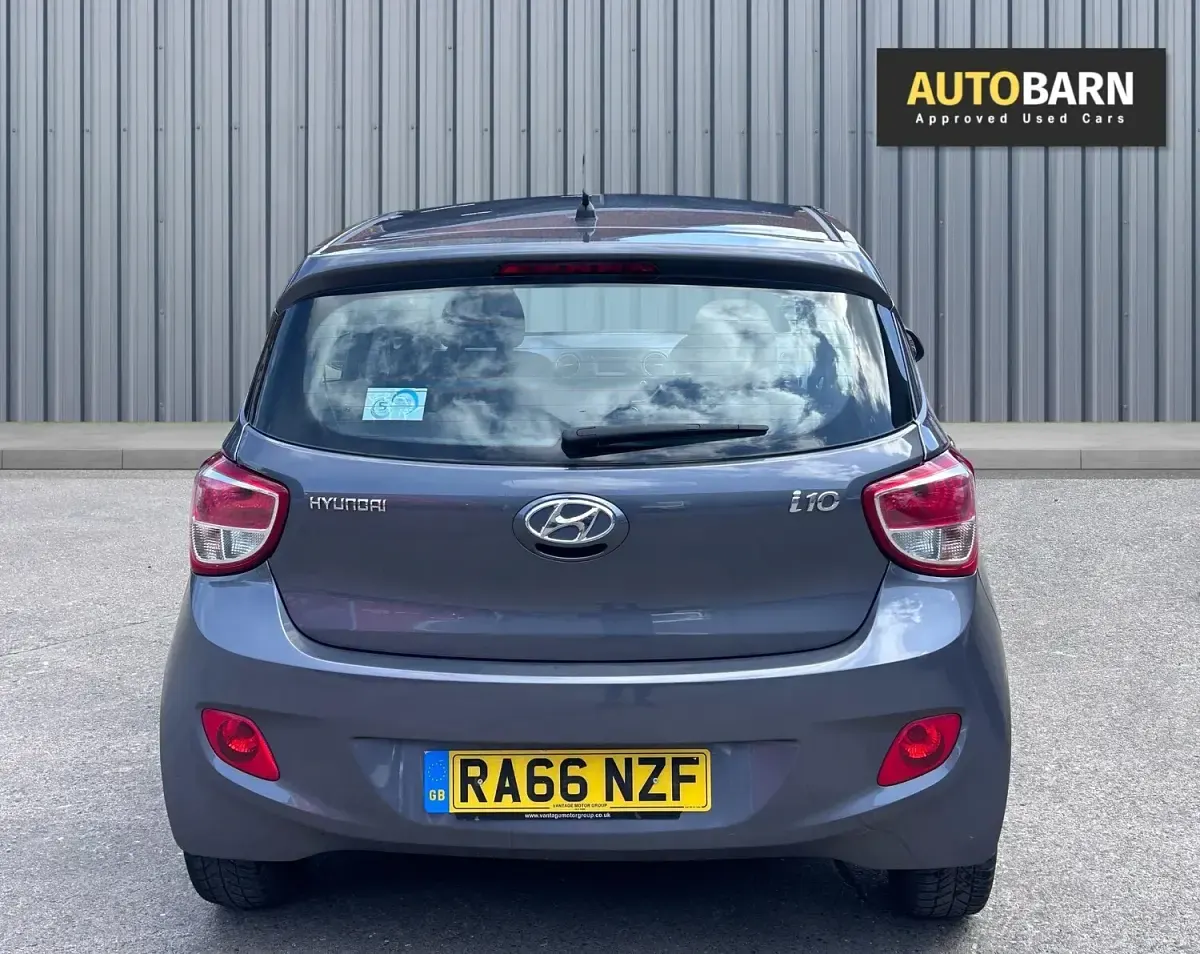 Gebraucht Hyundai i10 Premium 87 PS (63 kW) 2016 Grau Kleinwagen