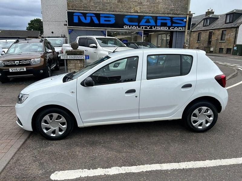 Used Dacia Sandero Ambiance 75 HP (55 kW) 2017 White Hatchback