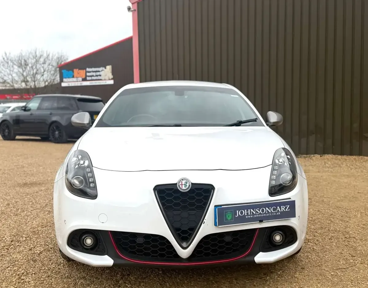 Used Alfa Romeo Giulietta Edizione Speciale 150 HP (110 kW) 2016 White Hatchback