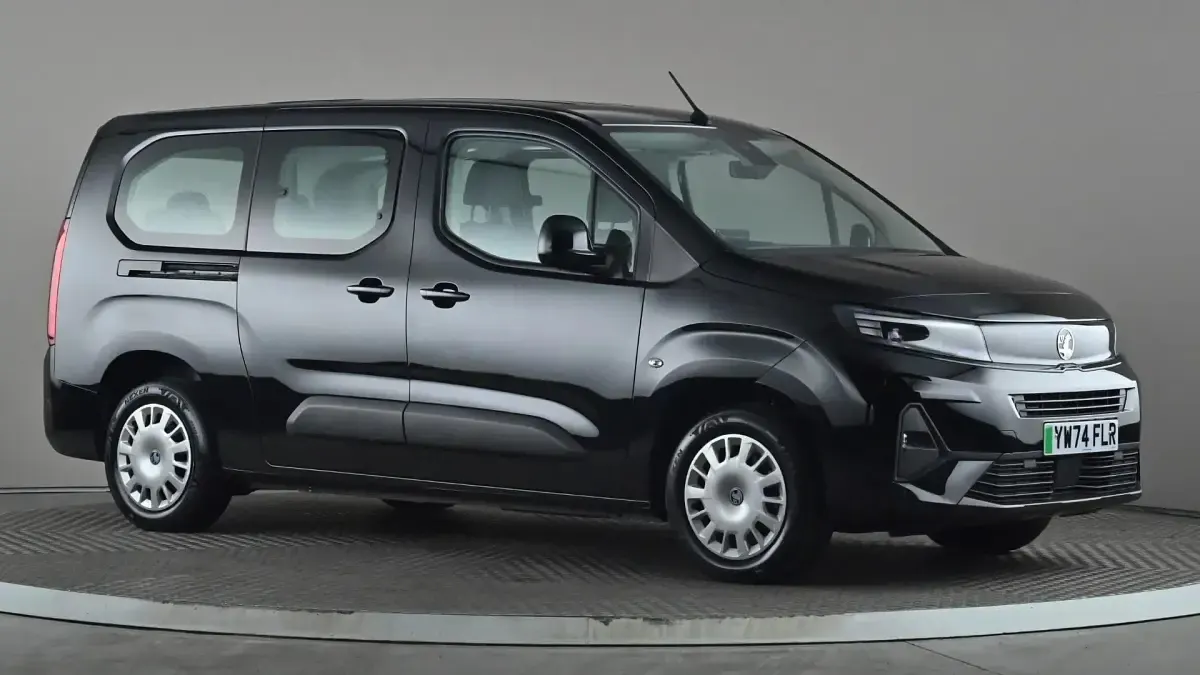 Second-hand Vauxhall Combo Design Edition 100 kW (136 CP) 2025 Negru Monovolum