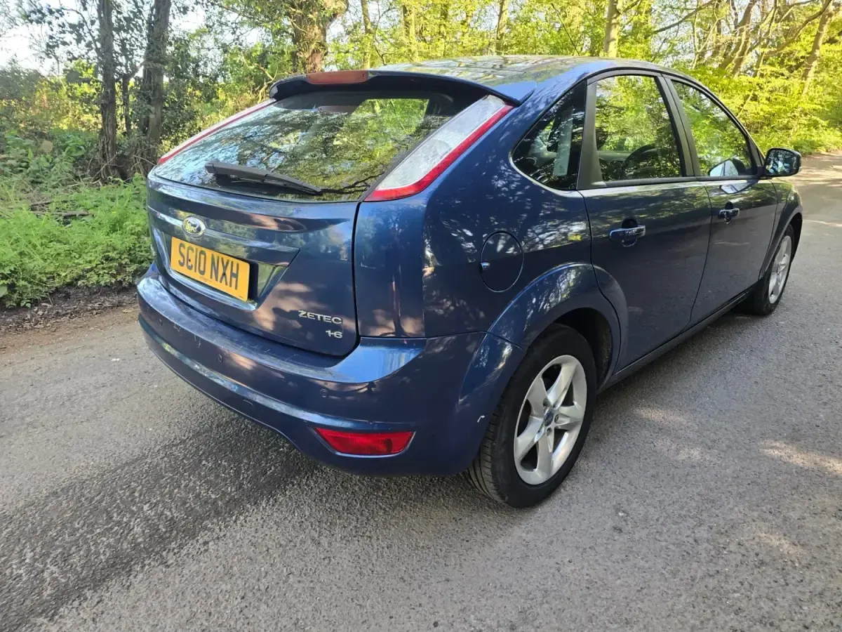 Second-hand Ford Focus Zetec 2010 Albastru Hatchback