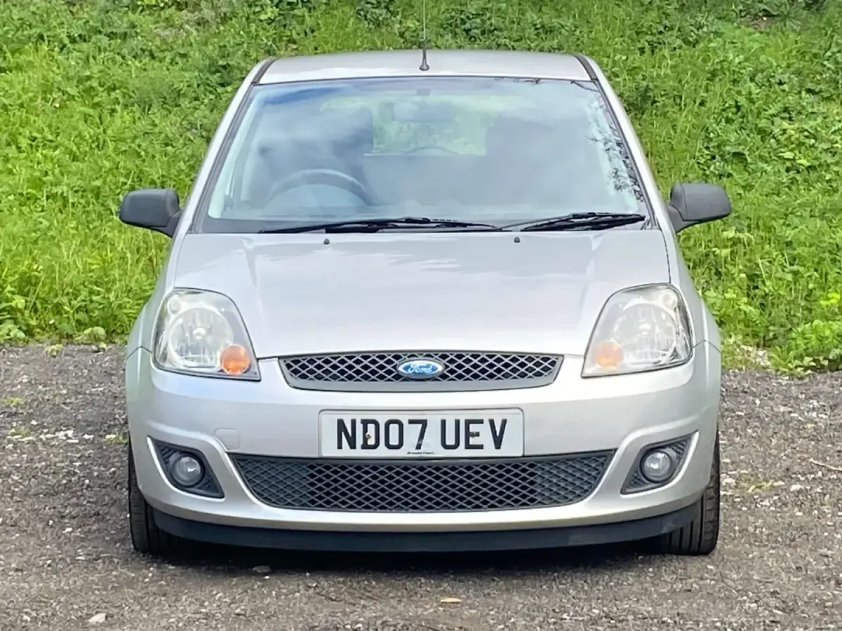 Usado Ford Fiesta Zetec 75 CV (55 kW) 2007 Plateado Utilitario