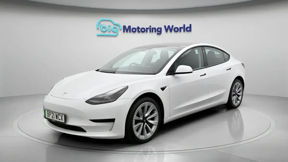 Used Tesla Model 3 Standard Range Plus 222 kW (302 HP) 2021 White Sedan