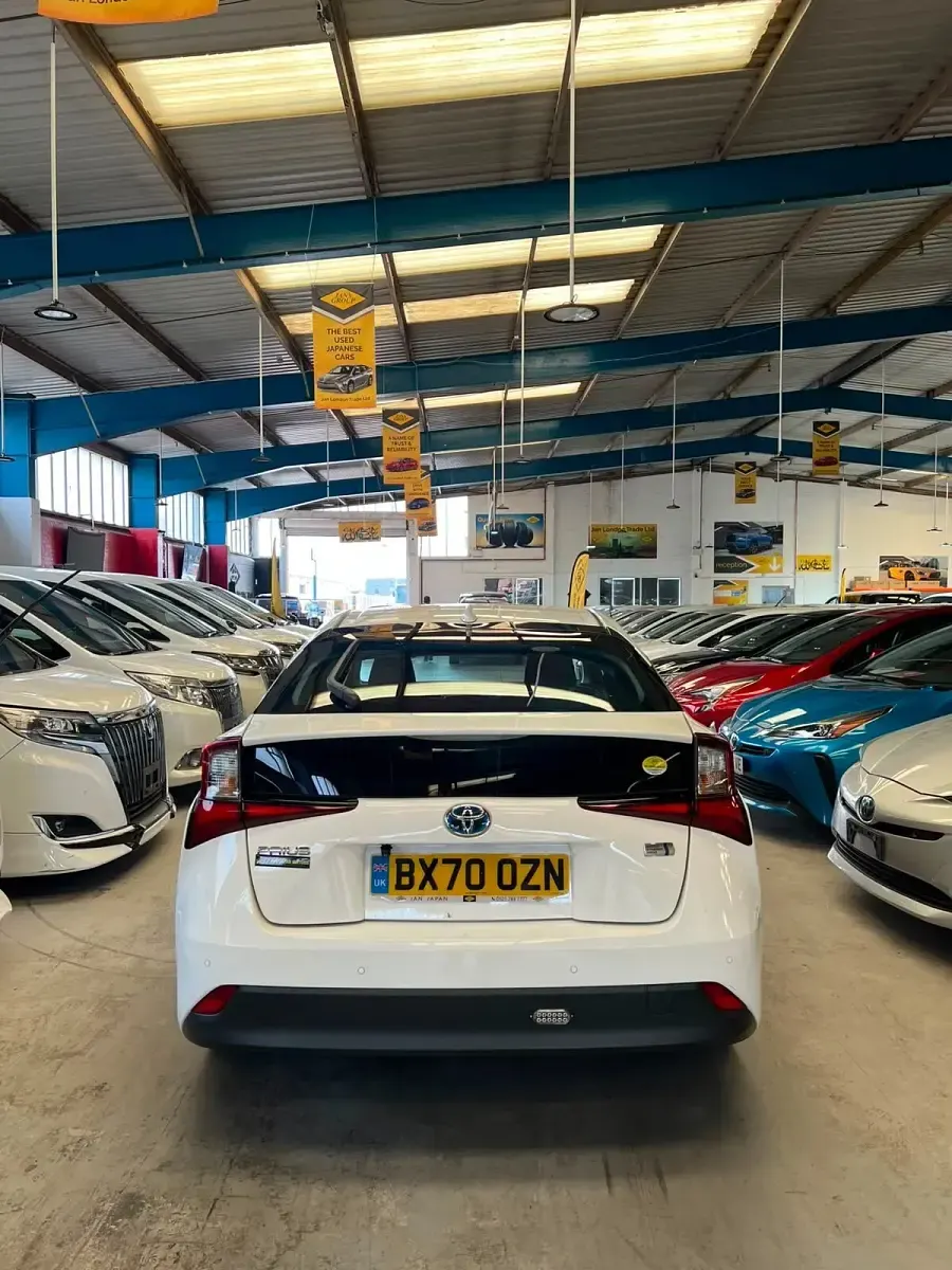 Used Toyota Prius 140 HP (102 kW) 2026 White Hatchback