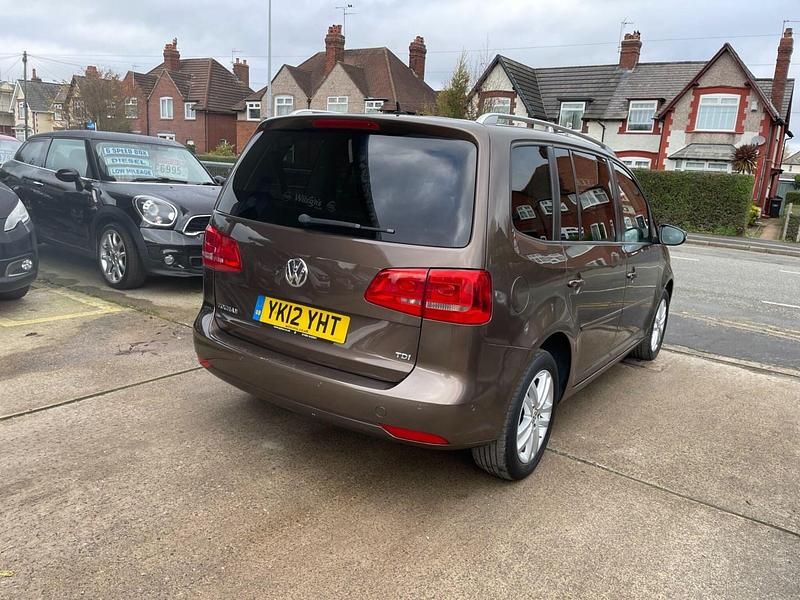 Begagnad VW Touran SE 105 HK (77 kW) 2012 Brun Minibuss