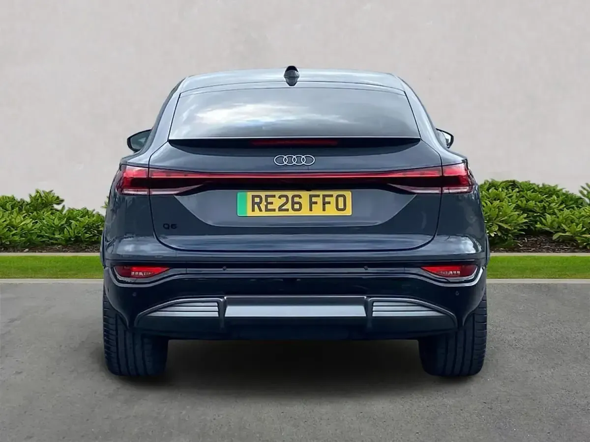 Begagnad Audi e-tron Sport 185 kW (252 HK) 2026 Grå SUV