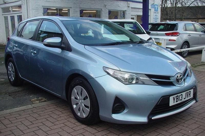 Used Toyota Auris Active 101 HP (74 kW) 2013
