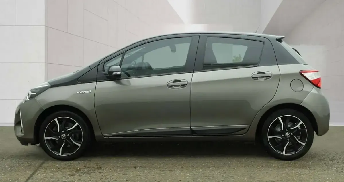 Used Toyota Yaris 100 HP (73 kW) 2017 Bronze Hatchback