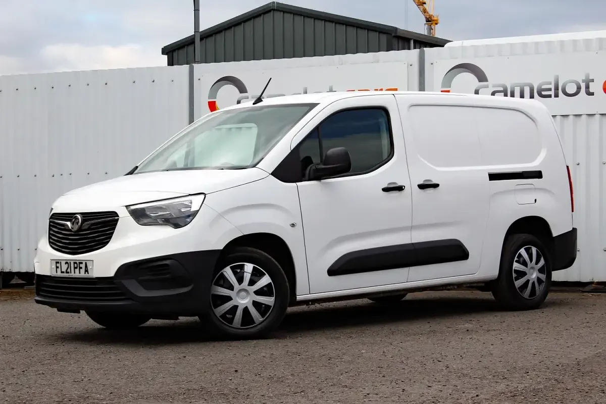 Used Vauxhall Combo 100 HP (73 kW) 2021 White MPV
