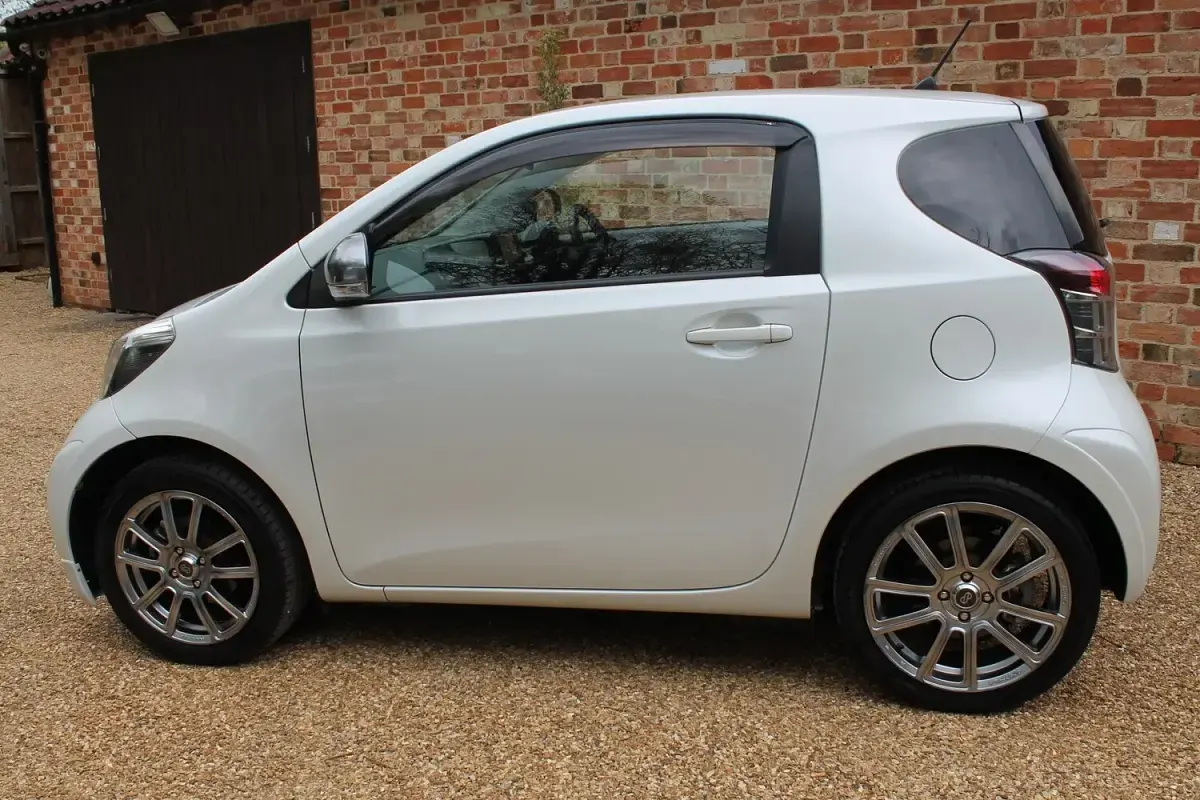 Used Toyota iQ 2015 Pearl white Hatchback