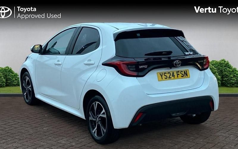 Used Toyota Yaris Hybrid Design 116 HP (85 kW) 2024 White Hatchback