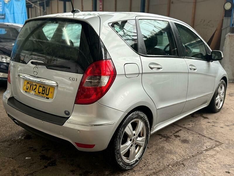 Begagnad Mercedes A180 Avantgarde 2012 Silver Halvkombi