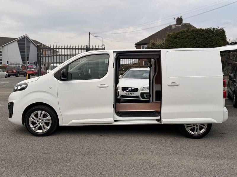 Used Vauxhall Vivaro Elite 145 HP (106 kW) 2022 White MPV