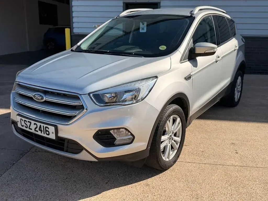 Usado Ford Kuga Zetec 120 HP (88 kW) 2018 Prateado SUV