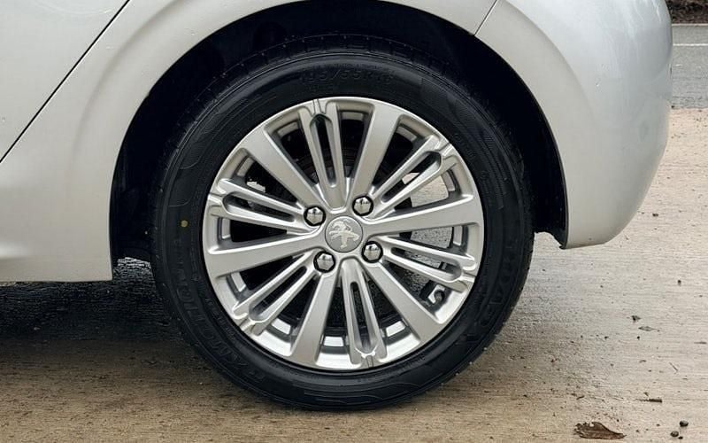 Used Peugeot 208 Allure 82 HP (60 kW) 2018 Hatchback